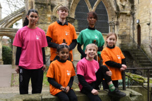 6 young musicians on a wall